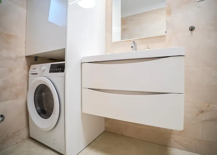 Ibiza فيلة شيبينيك